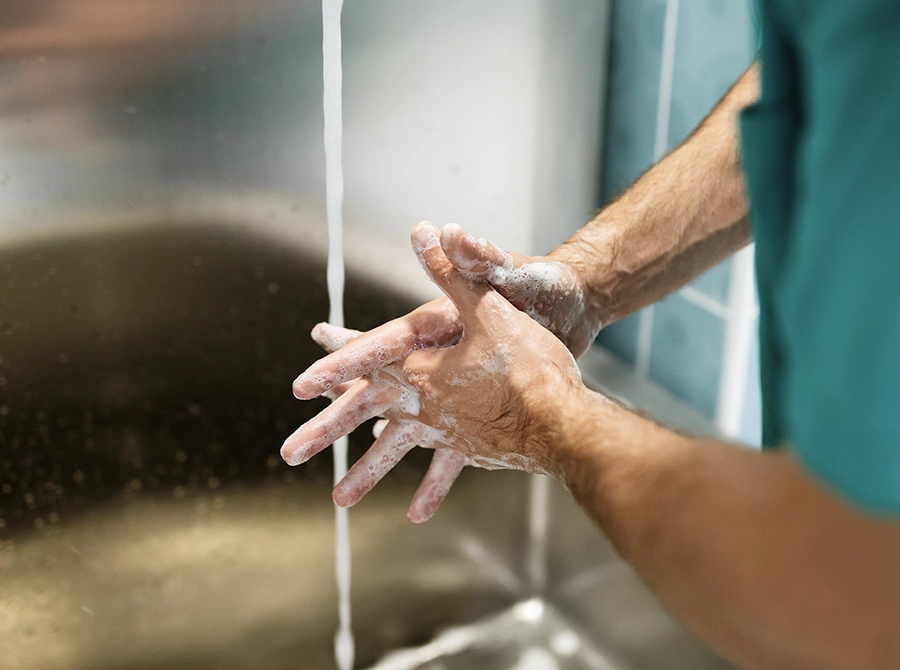 Personne qui pratique l'hygiène des mains